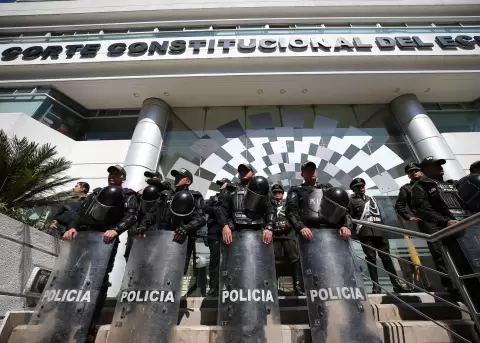 Un escuadr�n policial resguarda la entrada principal de la sede de la Corte Constitucional, en Quito, Ecuador.