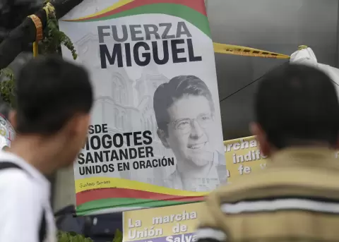 Personas orando en un altar improvisado frente a la Fundaci�n Santa Fe, lugar donde permanece hospitalizado el senador colombiano Miguel Uribe.