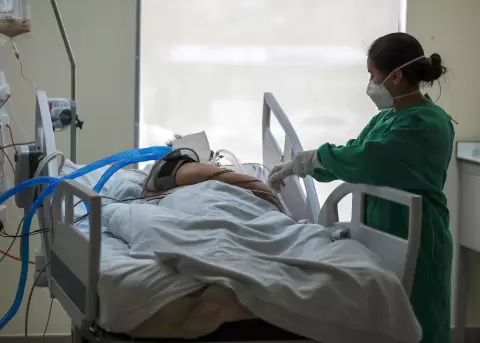 Fotograf�a de archivo en donde se ve una persona siendo atendida por el equipo de salud de un hospital.