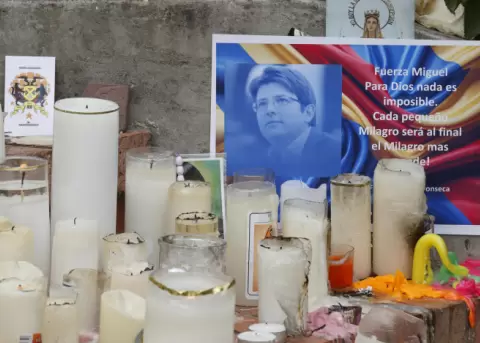 Altar ubicado frente a la Cl�nica Santa Fe de Bogot�, en honor a Miguel Uribe Turbay, el 16 de junio de 2025.