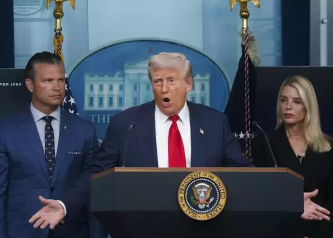 El presidente de Estados Unidos, Donald Trump (c), junto con el secretario de Defensa, Pete Hegseth (i), y la fiscal general, Pam Bondi (d).