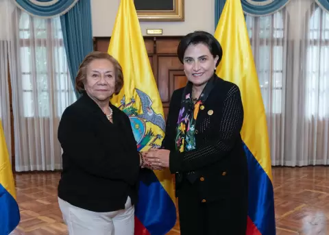 Yolanda Villavicencio, canciller de Colombia, junto a Gabriela Sommerfeld, su hom�loga ecuatoriana.