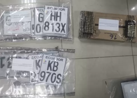 Placas y documentos falsificados fueron hallados durante la detenci�n del funcionario de la ATM, en Guayaquil.