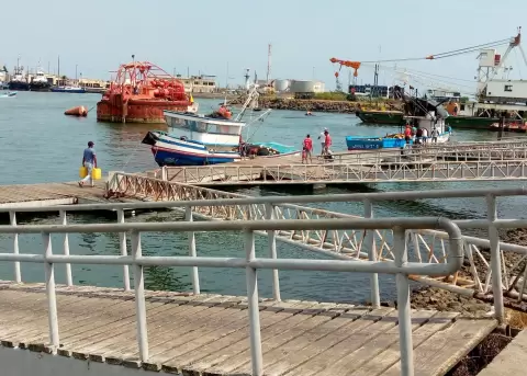 Noboa transfiere puertos y facilidades pesqueras al Ministerio de Producci�n