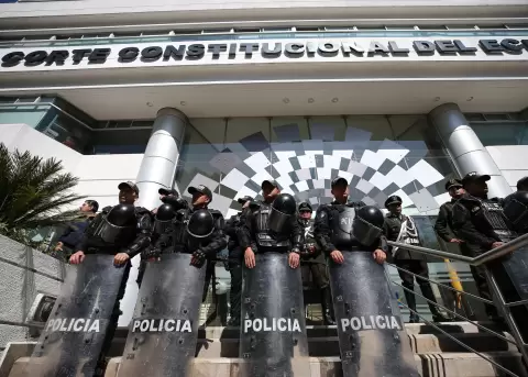 Fotograf�a de archivo en la que se capt� a un escuadr�n policial al resguardar la entrada principal de la sede de la Corte Constitucional del Ecuador.