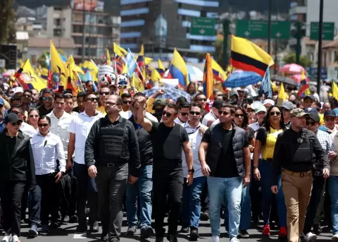 El presidente Daniel Noboa, junto a otros funcionarios del Gobierno, en la marcha hacia la Corte Constitucional.