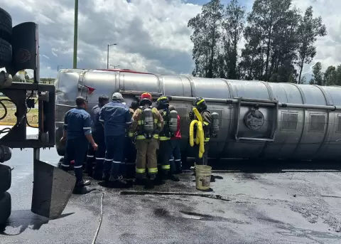 Un tanquero se volc� en el redonde de Tababela.