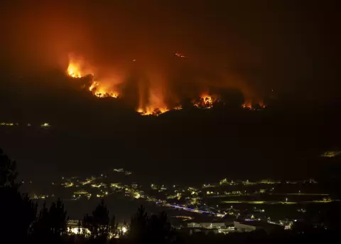 Vista desde Ribadavia (Ourense) del incendio que se inici� en la localidad gallega de Carballeda de Avia
