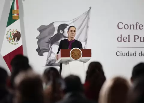 La presidenta de M�xico, Claudia Sheinbaum, asiste a una rueda de prensa este martes, en Palacio Nacional de la Ciudad de M�xico.