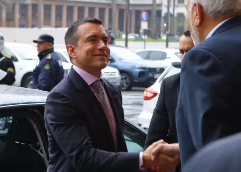 El presidente Daniel Noboa es recibido previo a una reuni�n con su hom�logo de Uruguay, Yamand� Orsi, en la sede del Poder Ejecutivo en Montevideo.