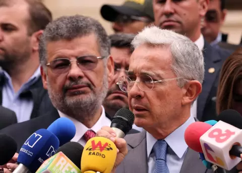 Foto de archivo del expresidente �lvaro Uribe (d), habla con los medios de comunicaci�n acompa�ado por el abogado Jaime Granados (i).