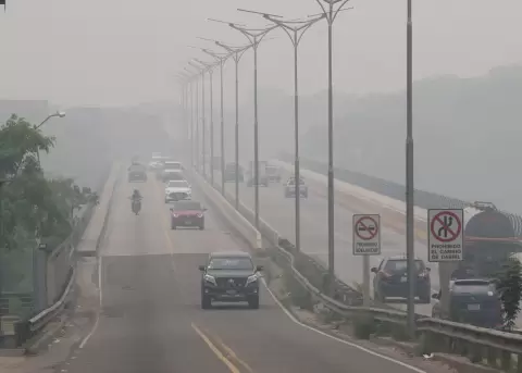 Fotograf�a de archivo de una v�a en Bolivia afectada por el humo producido por los incendios forestales.