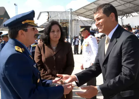Jorge Gabela, excomandante de la FAE y el expresidente Rafael Correa.