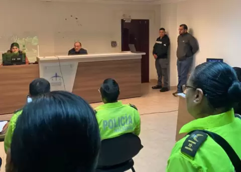 Familiares de los polic�as Carlos Uvidia, Bryan D�az y Kevin Guam�n acudieron a la Unidad Judicial de Latacunga para exigir su liberaci�n.