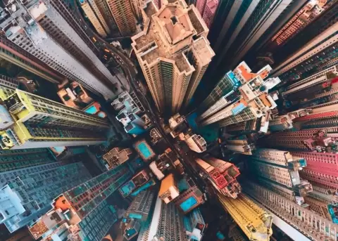 Costas Spathis logra transformar lo cotidiano en verdaderas obras de arte.