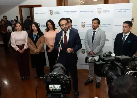 �dgar Lama, presidente del Consejo Directivo del IESS, junto a otras autoridades del Comit� Nacional de Salud.