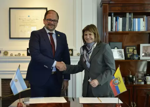 Ecuador y Argentina firmaron un acuerdo de entendimiento en materia de seguridad, suscrito por el ministro del Interior ecuatoriano.