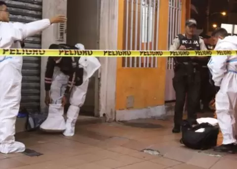 Personal de Criminal�stica realiza el levantamiento del cuerpo del periodista en el norte de Guayaquil.