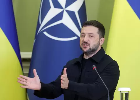 El presidente ucraniano Volodymyr Zelensky dirige una conferencia de prensa el 22 de agosto de 2025.