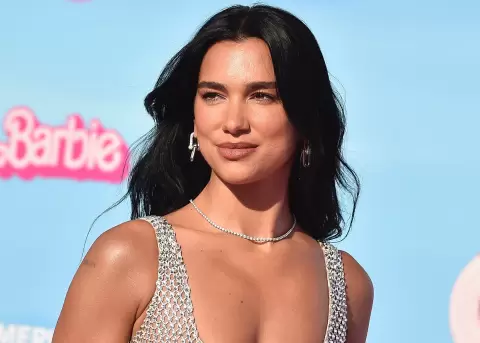 Dua Lipa canta en espa�ol.