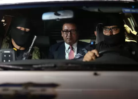 El exfiscal general de El Salvador (2012 - 2015) Luis Mart�nez (c), al ser conducido por autoridades, en San Salvador.