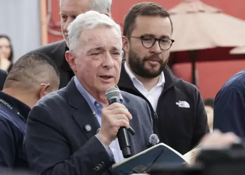 El expresidente de Colombia, �lvaro Uribe, rindi� homenaje a Miguel Uribe Turbay, en el lugar del occidente de Bogot� donde sufri� el atentado.