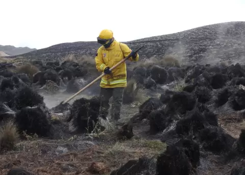 Personal de Bomberos controla el incendio en el parque Cotacachi - Cayapas.