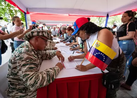 Personas participan en una jornada de alistamiento de la Milicia Bolivariana de Venezuela, este 23 de agosto de 2025 en Caracas (Venezuela).