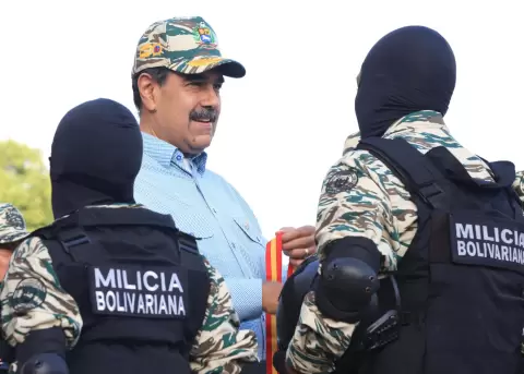 Nicol�s Maduro, presidente de Venezuela, saludando a miembros de la Milicia Bolivariana el 21 de agosto de 2025, en Caracas.