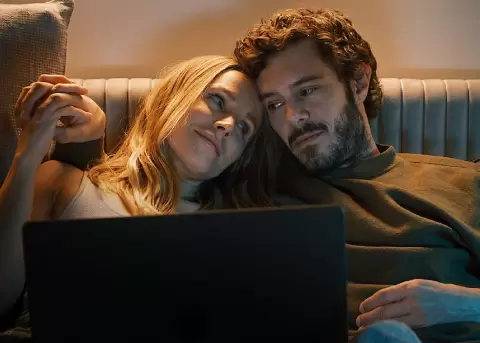 Una comedia rom�ntica explosiva vuelve con elenco renovado y energ�a irresistible.