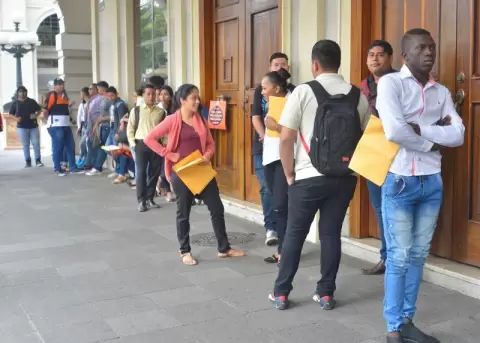 Ocho de cada diez j�venes ecuatorianos est�n desempleados y muchos recurren al trabajo freelance, revela informe