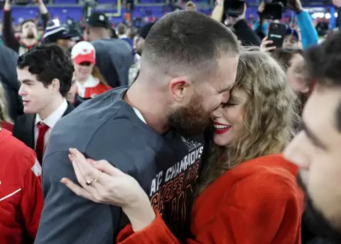 Taylor Swift celebrando en el campo con Travis Kelce