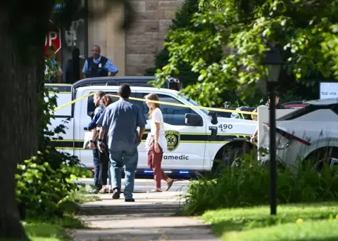 Agentes de polic�a atienden la emergencia causada por un tiroteo en Minneapolis, Minesota (EE.UU.).