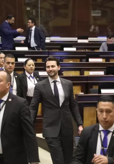 Niels Olsen, presidente de la Legislatura, ingresando al hemiciclo.