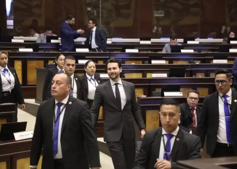 Niels Olsen, presidente de la Legislatura, ingresando al hemiciclo.