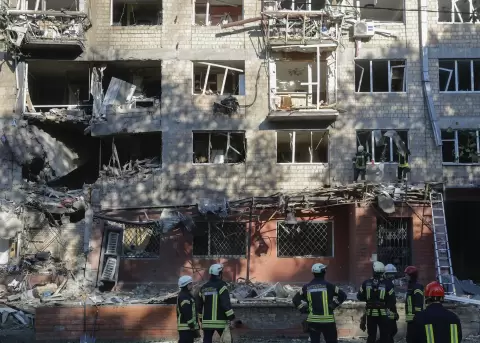 Rescatistas ucranianos trabajan en el lugar del ataque con drones contra un edificio residencial de cinco plantas en Kiev, Ucrania, el 4 de julio.