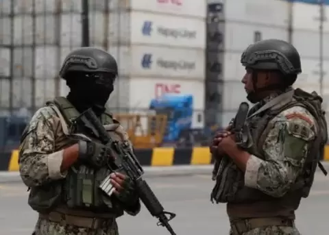 Militares en el Puerto de Guayaquil.