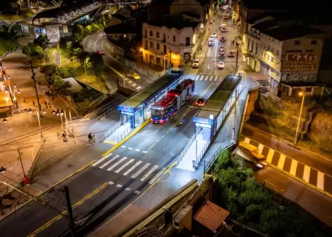 Vista a�rea de dos paradas del Troleb�s remodeladas, en Quito.