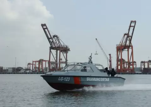 El Comando de Guardacostas de al Armada Nacional durante un recorrido por las cercan�as del puerto principal de Guayaquil, en marzo de 2024.