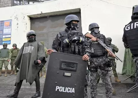 Nuevos disturbios se registraron esta ma�ana en la c�rcel de Turi, en Cuenca, dejando al menos tres internos fallecidos.