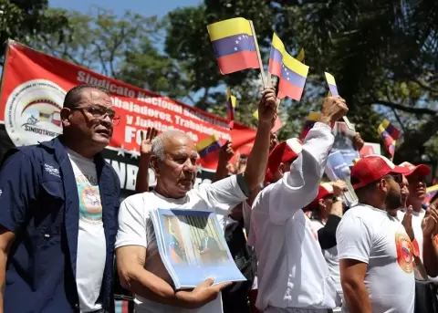 Personas participan durante una jornada de alistamiento este viernes, en Caracas (Venezuela).