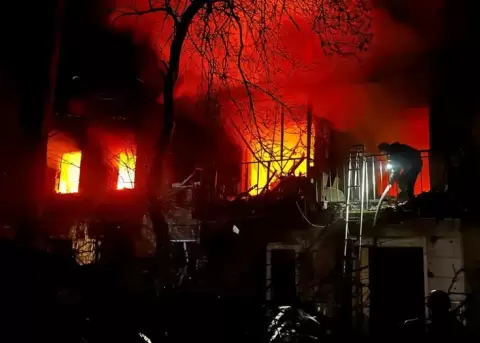 Un edificio residencial en llamas en Zaporiyia tras un nuevo ataque ruso contra infraestructura civil en Ucrania.