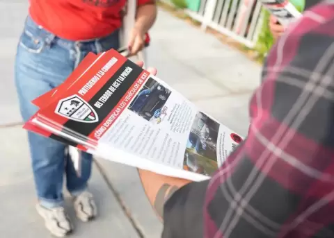 Personas participan en una patrulla comunitaria para alertar a la comunidad sobre la presencia de veh�culos sospechosos del Servicio de Inmigraci�n.