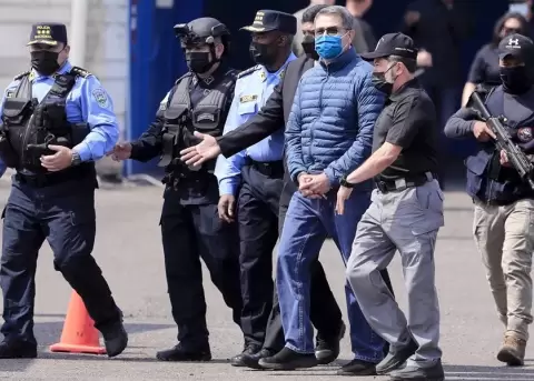 Fotograf�a de archivo que muestra al expresidente hondure�o Juan Orlando Hern�ndez (c).