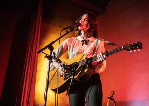 Gracie Abrams en concierto