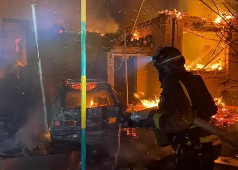 Imagen de archivo. Un bombero combate las llamas desatadas tras un ataque ruso en Zaporiyia.