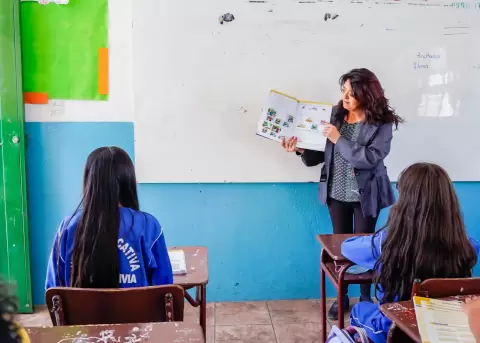 Estudiantes atienden a clases a una docente en Ecuador.