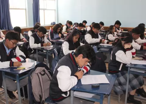 Estudiantes de la Unidad Educativa Municipal Sebasti�n de Benalc�zar.