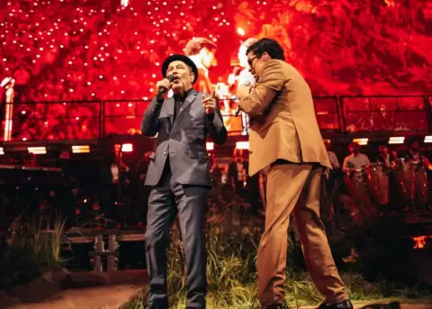 Bad Bunny  y Ruben Blades juntos en el escenario.