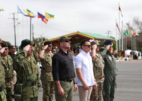 El presidente Daniel Noboa, el ministro de Defensa, Gian Carlo Loffredo y altos mandos militares.